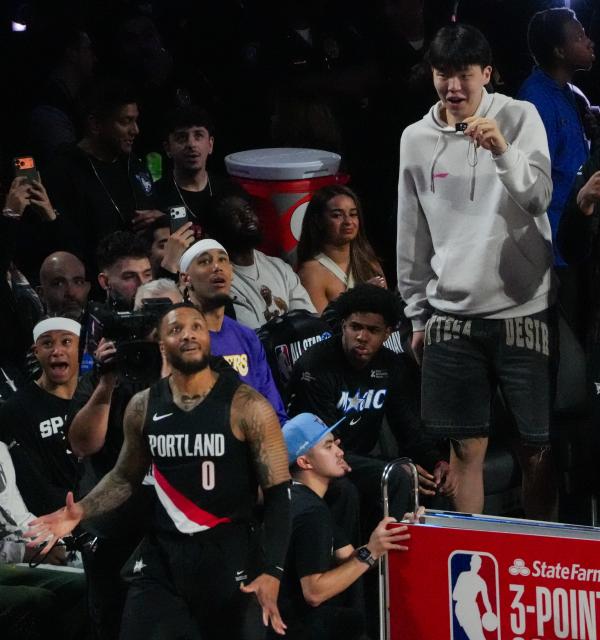 (260215) -- LOS ANGELES, Feb. 15, 2026 (Xinhua) -- Portland Trail Blazers' Yang Hansen (1st R) is seen in the three point contest at the NBA basketball All-Star weekend festivities in Los Angeles, the United States, Feb. 14, 2026. (Photo by Sun Yuxuan/Xinhua)