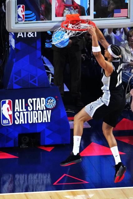 (260215) -- LOS ANGELES, Feb. 15, 2026 (Xinhua) -- San Antonio Spurs' Carter Bryant dunks in the slam dunk contest at the NBA basketball All-Star weekend festivities in Los Angeles, the United States, Feb. 14, 2026. (Xinhua/Wu Xiaoling)