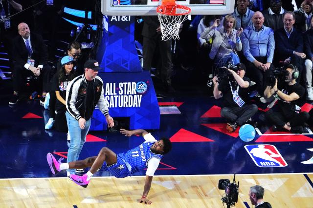 (260215) -- LOS ANGELES, Feb. 15, 2026 (Xinhua) -- Orland Magic's Jase Richardson (front) falls in the slam dunk contest at the NBA basketball All-Star weekend festivities in Los Angeles, the United States, Feb. 14, 2026. (Xinhua/Wu Xiaoling)