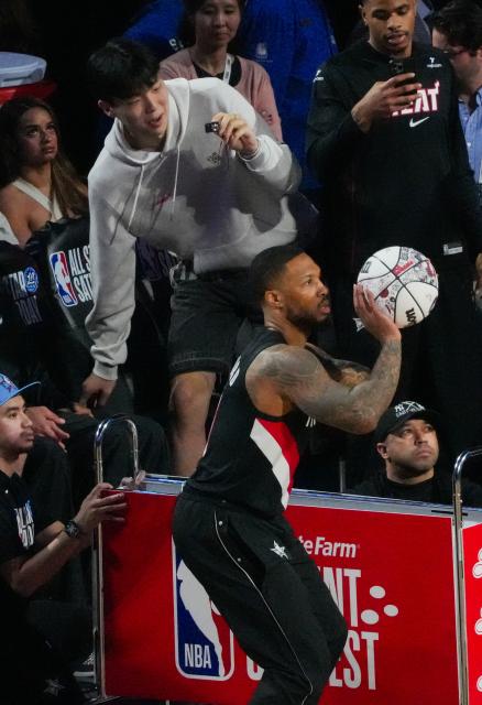 (260215) -- LOS ANGELES, Feb. 15, 2026 (Xinhua) -- Portland Trail Blazers' Damian Lillard (front) competes in the three point contest at the NBA basketball All-Star weekend festivities in Los Angeles, the United States, Feb. 14, 2026. (Photo by Sun Yuxuan/Xinhua)