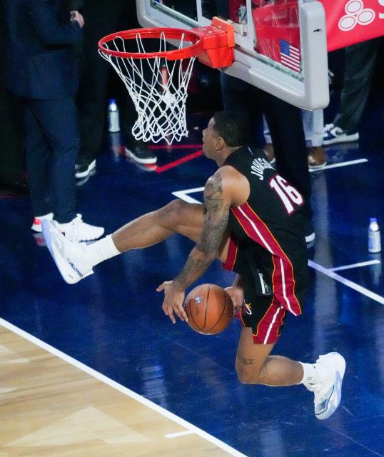 (260215) -- LOS ANGELES, Feb. 15, 2026 (Xinhua) -- Miami Heat's Keshad Johnson dunks in the slam dunk contest at the NBA basketball All-Star weekend festivities in Los Angeles, the United States, Feb. 14, 2026. (Photo by Sun Yuxuan/Xinhua)
