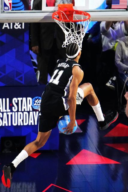 (260215) -- LOS ANGELES, Feb. 15, 2026 (Xinhua) -- San Antonio Spurs' Carter Bryant dunks in the slam dunk contest at the NBA basketball All-Star weekend festivities in Los Angeles, the United States, Feb. 14, 2026. (Xinhua/Wu Xiaoling)