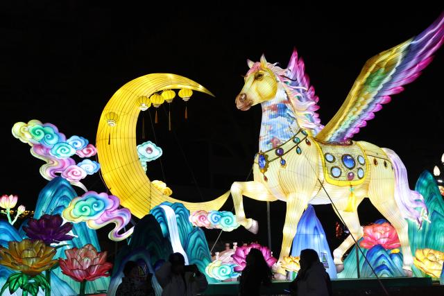 (260215) -- LANZHOU, Feb. 15, 2026 (Xinhua) -- Tourists visit a lantern fair celebrating the upcoming Chinese New Year in Lanzhou, northwest China's Gansu Province, Feb. 14, 2026. (Xinhua/Chen Bin)