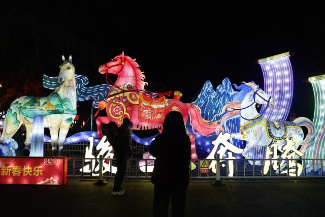 (260215) -- LANZHOU, Feb. 15, 2026 (Xinhua) -- Tourists visit a lantern fair celebrating the upcoming Chinese New Year in Lanzhou, northwest China's Gansu Province, Feb. 14, 2026. (Xinhua/Chen Bin)