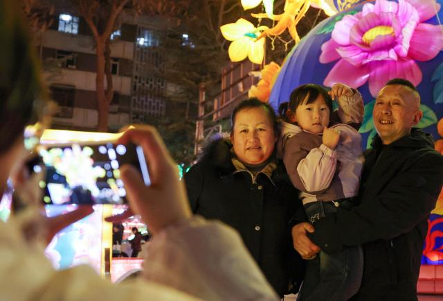 (260215) -- LANZHOU, Feb. 15, 2026 (Xinhua) -- Tourists pose for photos during a lantern fair celebrating the upcoming Chinese New Year in Lanzhou, northwest China's Gansu Province, Feb. 14, 2026. (Xinhua/Chen Bin)
