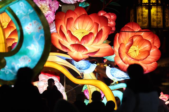 (260215) -- LANZHOU, Feb. 15, 2026 (Xinhua) -- Tourists visit a lantern fair celebrating the upcoming Chinese New Year in Lanzhou, northwest China's Gansu Province, Feb. 14, 2026. (Xinhua/Chen Bin)