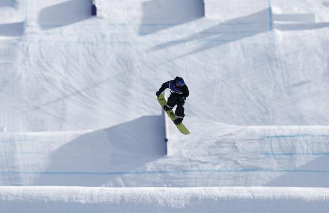 (260215) -- LIVIGNO, Feb. 15, 2026 (Xinhua) -- Su Yiming of China competes during the snowboard men's snowboard slopestyle qualification at the Milan-Cortina 2026 Olympic Winter Games in Livigno, Italy, Feb. 15, 2026. (Xinhua/Wang Peng)