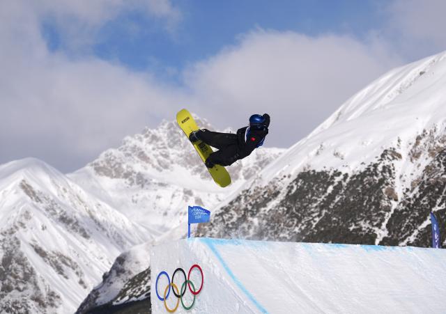 (260215) -- LIVIGNO, Feb. 15, 2026 (Xinhua) -- Su Yiming of China competes during the snowboard men's snowboard slopestyle qualification at the Milan-Cortina 2026 Olympic Winter Games in Livigno, Italy, Feb. 15, 2026. (Xinhua/Wang Peng)