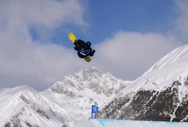 (260215) -- LIVIGNO, Feb. 15, 2026 (Xinhua) -- Su Yiming of China competes during the snowboard men's snowboard slopestyle qualification at the Milan-Cortina 2026 Olympic Winter Games in Livigno, Italy, Feb. 15, 2026. (Xinhua/Wang Peng)