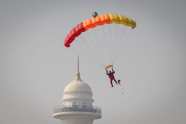 (260215) -- KATHMANDU, Feb. 15, 2026 (Xinhua) -- The Nepalese Army performs a parachute drill during a celebratory parade marking the 263rd Army Day in Kathmandu, Nepal, Feb. 15, 2026. (Photo by Sulav Shrestha/Xinhua)