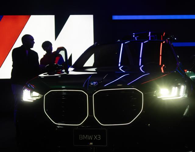(260215) -- BEIJING, Feb. 15, 2026 (Xinhua) -- Visitors view a BMW X3 vehicle at the 2026 Canadian International AutoShow in Toronto, Canada, Feb. 13, 2026.
  The 10-day show kicked off here on Feb. 13, with over 40 automotive brands showcasing the latest innovations, trends and advancements in the auto industry. (Photo by Zou Zheng/Xinhua)