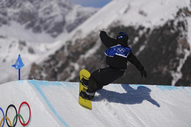 (260215) -- LIVIGNO, Feb. 15, 2026 (Xinhua) -- Su Yiming of China competes during the snowboard men's snowboard slopestyle qualification at the Milan-Cortina 2026 Olympic Winter Games in Livigno, Italy, Feb. 15, 2026. (Xinhua/Hu Chao)