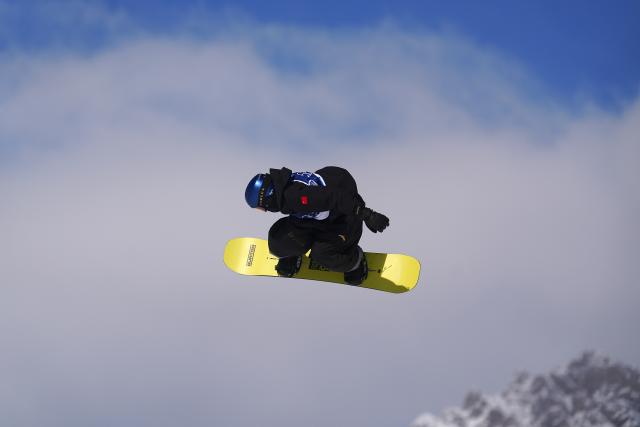 (260215) -- LIVIGNO, Feb. 15, 2026 (Xinhua) -- Su Yiming of China competes during the snowboard men's snowboard slopestyle qualification at the Milan-Cortina 2026 Olympic Winter Games in Livigno, Italy, Feb. 15, 2026. (Xinhua/Hu Chao)