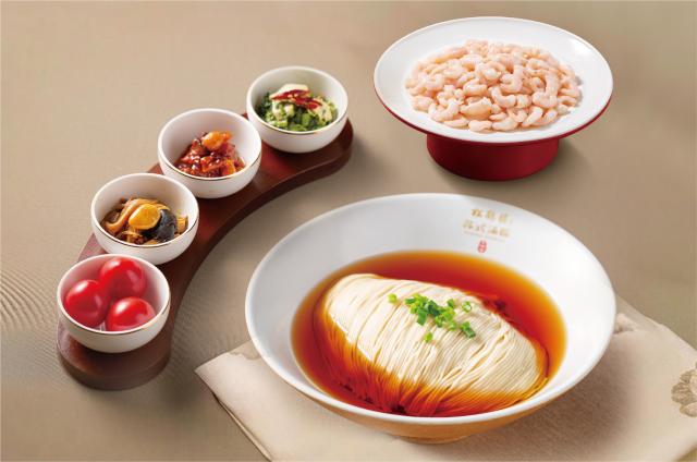 (260215) -- SHANGHAI, Feb. 15, 2026 (Xinhua) -- This photo taken on Feb. 13, 2026 shows a shrimp noodles set at a restaurant of Songhelou Suzhou Noodles in Shanghai, east China. TO GO WITH "China Focus: Slurping a taste of timeless flavors and history in every strand of Chinese noodles" (Xinhua)