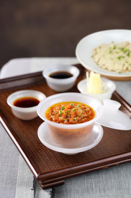 (260215) -- SHANGHAI, Feb. 15, 2026 (Xinhua) -- This photo taken on Feb. 13, 2026 shows a crab roe noodles set at a restaurant of Songhelou Suzhou Noodles in Shanghai, east China. TO GO WITH "China Focus: Slurping a taste of timeless flavors and history in every strand of Chinese noodles" (Xinhua)