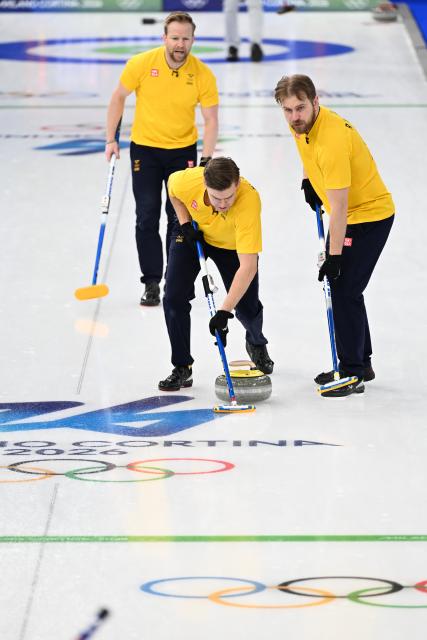 (260215) -- CORTINA D'AMPEZZO, Feb. 15, 2026 (Xinhua) -- Christoffer Sundgren (C) of Sweden competes during the curling men round robin session 6 match between the United States and Sweden at the 2026 Milan-Cortina Winter Olympics in Cortina, Italy, Feb. 15, 2026. (Xinhua/Lian Yi)