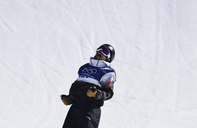 (260215) -- LIVIGNO, Feb. 15, 2026 (Xinhua) -- Yang Wenlong of China reacts during the snowboard men's snowboard slopestyle qualification at the Milan-Cortina 2026 Olympic Winter Games in Livigno, Italy, Feb. 15, 2026. (Xinhua/Wang Peng)