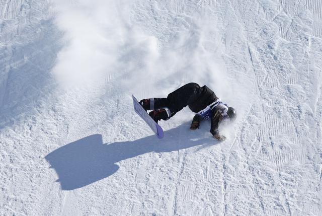 (260215) -- LIVIGNO, Feb. 15, 2026 (Xinhua) -- Yang Wenlong of China competes during the snowboard men's snowboard slopestyle qualification at the Milan-Cortina 2026 Olympic Winter Games in Livigno, Italy, Feb. 15, 2026. (Xinhua/Wang Peng)