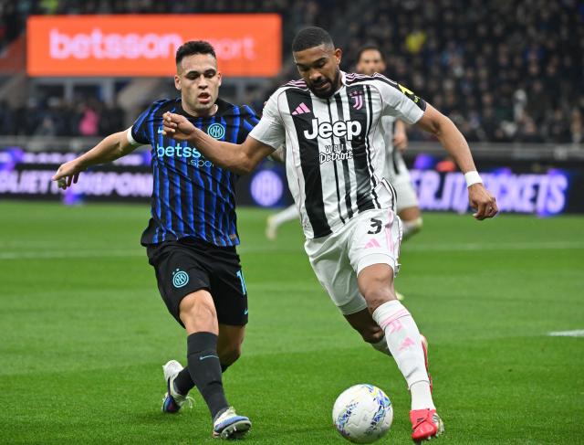 (260215) -- MILAN, Feb. 15, 2026 (Xinhua) -- Juventus' Bremer (R) vies with Inter Milan's Lautaro Martinez during a Serie A football match between Inter Milan and Juventus in Milan, Italy, Feb. 14, 2026. (Photo by Alberto Lingria/Xinhua)
