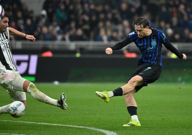 (260215) -- MILAN, Feb. 15, 2026 (Xinhua) -- Inter Milan's Piotr Zielinski (R) scores during a Serie A football match between Inter Milan and Juventus in Milan, Italy, Feb. 14, 2026. (Photo by Alberto Lingria/Xinhua)