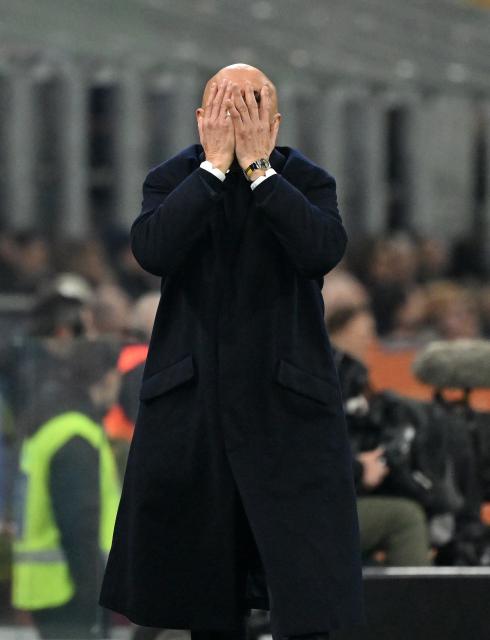 (260215) -- MILAN, Feb. 15, 2026 (Xinhua) -- Juventus' head coach Luciano Spalletti reacts during a Serie A football match between Inter Milan and Juventus in Milan, Italy, Feb. 14, 2026. (Photo by Alberto Lingria/Xinhua)