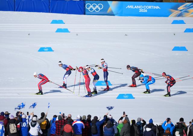 (260215) -- TESERO, Feb. 15, 2026 (Xinhua) -- Athletes compete during the cross-country skiing men's 4X7.5km relay match at the Milan-Cortina 2026 Olympic Winter Games in Tesero, Italy, Feb. 15, 2026. (Xinhua/He Canling)