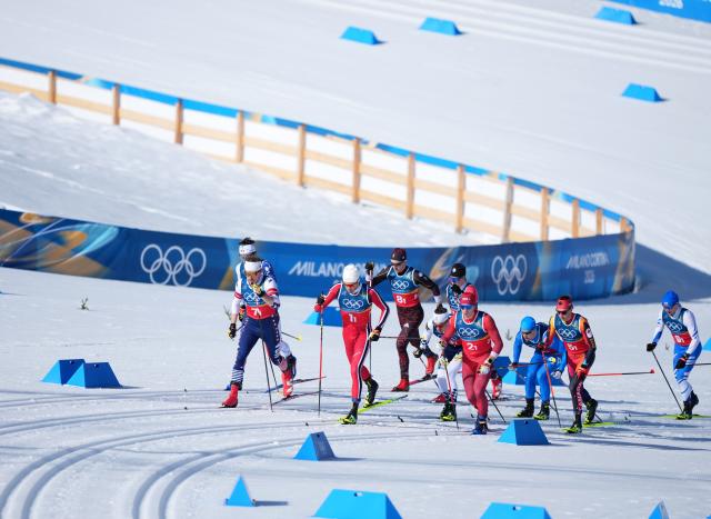 (260215) -- TESERO, Feb. 15, 2026 (Xinhua) -- Athletes compete during the cross-country skiing men's 4X7.5km relay match at the Milan-Cortina 2026 Olympic Winter Games in Tesero, Italy, Feb. 15, 2026. (Xinhua/He Canling)