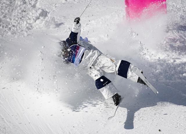 (260215) -- LIVIGNO, Feb. 15, 2026 (Xinhua) -- Horishima Ikuma of Japan competes during the freestyle skiing men's dual moguls 1/8 finals at the Milan-Cortina 2026 Olympic Winter Games in Livigno, Italy, Feb. 15, 2026. (Xinhua/Wu Huiwo)