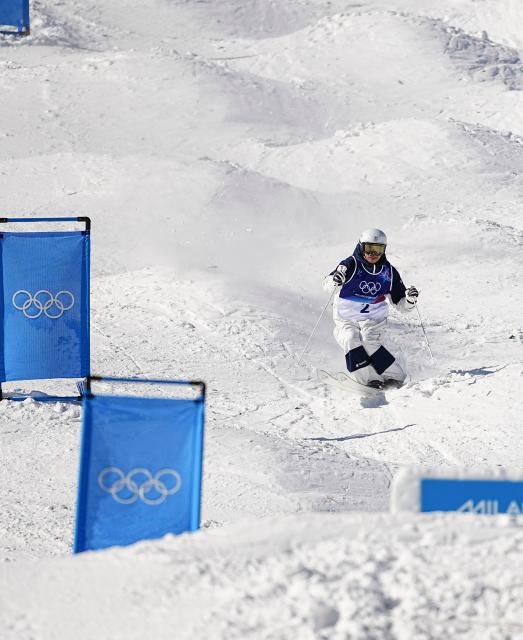 (260215) -- LIVIGNO, Feb. 15, 2026 (Xinhua) -- Horishima Ikuma of Japan competes during the freestyle skiing men's dual moguls 1/4 finals at the Milan-Cortina 2026 Olympic Winter Games in Livigno, Italy, Feb. 15, 2026. (Xinhua/Wu Huiwo)