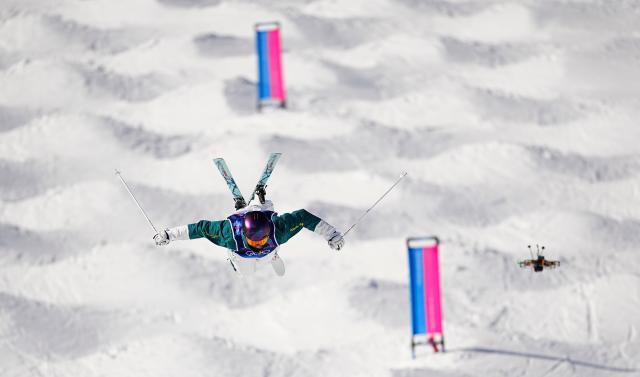 (260215) -- LIVIGNO, Feb. 15, 2026 (Xinhua) -- Matt Graham of Australia competes during the freestyle skiing men's dual moguls 1/4 finals at the Milan-Cortina 2026 Olympic Winter Games in Livigno, Italy, Feb. 15, 2026. (Xinhua/Wu Huiwo)