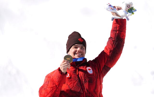 (260215) -- LIVIGNO, Feb. 15, 2026 (Xinhua) -- Gold medalist Mikael Kingsbury of Canada poses for photos with the medal during the awarding ceremony for the freestyle skiing men's dual moguls at the Milan-Cortina 2026 Olympic Winter Games in Livigno, Italy, Feb. 15, 2026. (Xinhua/Wu Huiwo)
