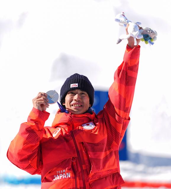 (260215) -- LIVIGNO, Feb. 15, 2026 (Xinhua) -- Silver medalist Horishima Ikuma of Japan poses for photos with the medal during the awarding ceremony for the freestyle skiing men's dual moguls at the Milan-Cortina 2026 Olympic Winter Games in Livigno, Italy, Feb. 15, 2026. (Xinhua/Wu Huiwo)