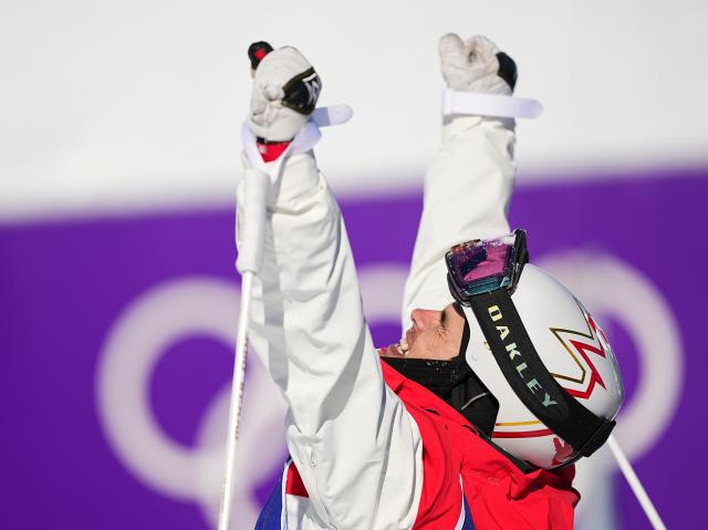 (260215) -- LIVIGNO, Feb. 15, 2026 (Xinhua) -- Mikael Kingsbury of Canada celebrates after winning the freestyle skiing men's dual moguls big final at the Milan-Cortina 2026 Olympic Winter Games in Livigno, Italy, Feb. 15, 2026. (Xinhua/Wu Huiwo)