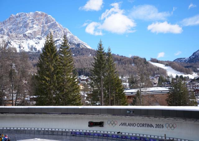 (260215) -- CORTINA D'AMPEZZO, Feb. 15, 2026 (Xinhua) -- Ying Qing of China competes during the bobsleigh women's monobob heat at the 2026 Milan-Cortina Winter Olympics in Cortina, Italy, Feb. 15, 2026. (Xinhua/Li Gang)