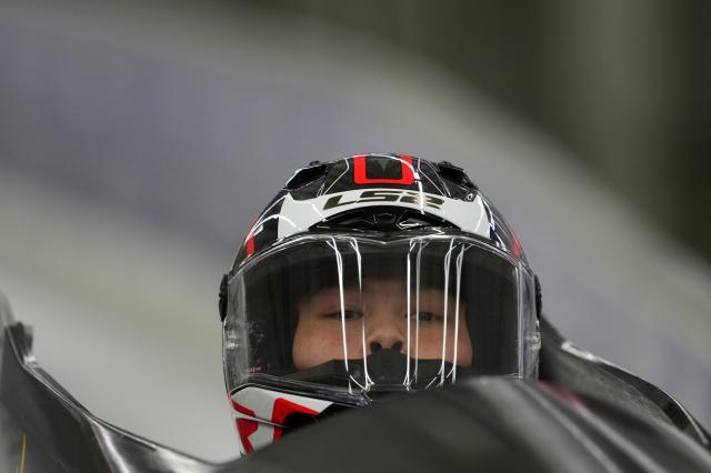 (260215) -- CORTINA D'AMPEZZO, Feb. 15, 2026 (Xinhua) -- Huai Mingming of China competes during the bobsleigh women's monobob heat at the 2026 Milan-Cortina Winter Olympics in Cortina, Italy, Feb. 15, 2026. (Xinhua/Li Gang)