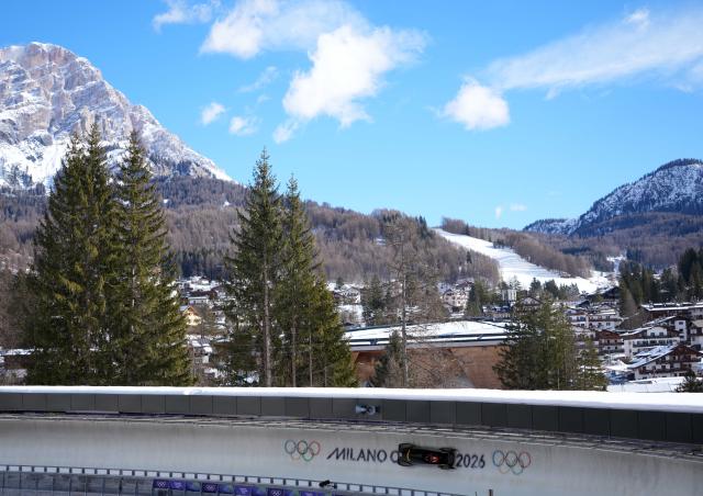 (260215) -- CORTINA D'AMPEZZO, Feb. 15, 2026 (Xinhua) -- Huai Mingming of China competes during the bobsleigh women's monobob heat at the 2026 Milan-Cortina Winter Olympics in Cortina, Italy, Feb. 15, 2026. (Xinhua/Li Gang)