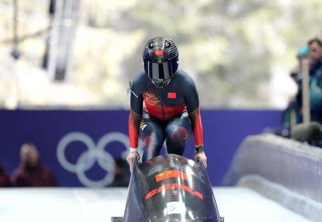(260215) -- CORTINA D'AMPEZZO, Feb. 15, 2026 (Xinhua) -- Ying Qing of China competes during the bobsleigh women's monobob heat at the 2026 Milan-Cortina Winter Olympics in Cortina, Italy, Feb. 15, 2026. (Xinhua/Li Gang)
