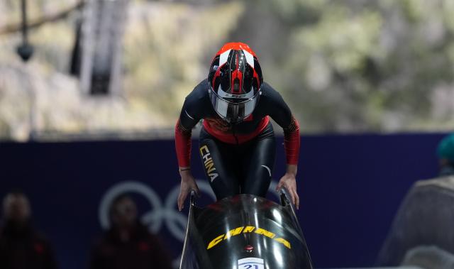 (260215) -- CORTINA D'AMPEZZO, Feb. 15, 2026 (Xinhua) -- Huai Mingming of China competes during the bobsleigh women's monobob heat at the 2026 Milan-Cortina Winter Olympics in Cortina, Italy, Feb. 15, 2026. (Xinhua/Li Gang)