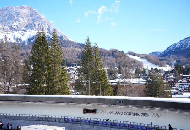 (260215) -- CORTINA D'AMPEZZO, Feb. 15, 2026 (Xinhua) -- Katrin Beierl of Austria competes during the bobsleigh women's monobob heat at the 2026 Milan-Cortina Winter Olympics in Cortina, Italy, Feb. 15, 2026. (Xinhua/Li Gang)
