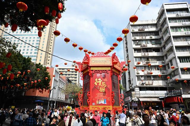 (260215) -- GUANGZHOU, Feb. 15, 2026 (Xinhua) -- People visit a flower market in Yuexiu District, Guangzhou, south China's Guangdong Province, Feb. 15, 2026. China is alive with vibrant celebrations with the Spring Festival just around the corner. (Xinhua/Deng Hua)