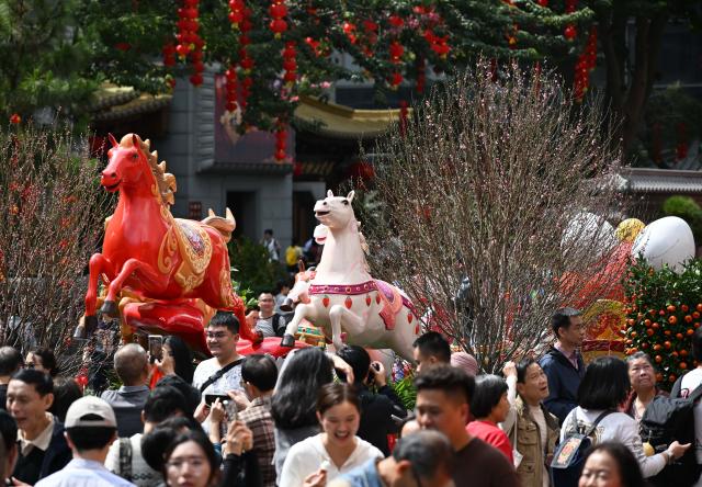 (260215) -- GUANGZHOU, Feb. 15, 2026 (Xinhua) -- People visit a flower market in Yuexiu District, Guangzhou, south China's Guangdong Province, Feb. 15, 2026. China is alive with vibrant celebrations with the Spring Festival just around the corner. (Xinhua/Deng Hua)