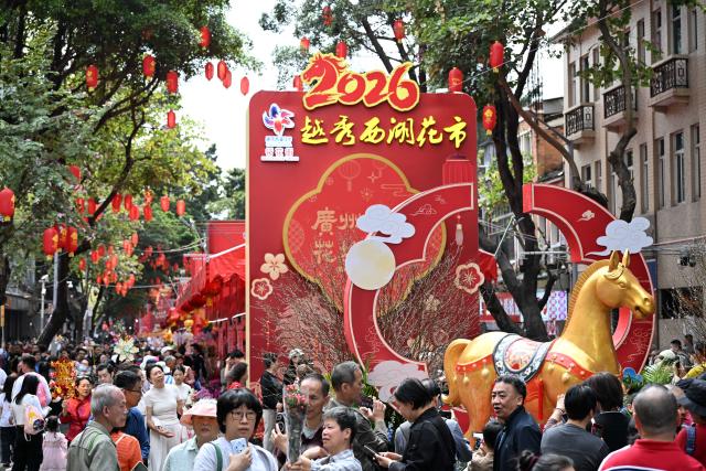 (260215) -- GUANGZHOU, Feb. 15, 2026 (Xinhua) -- People visit a flower market in Yuexiu District, Guangzhou, south China's Guangdong Province, Feb. 15, 2026. China is alive with vibrant celebrations with the Spring Festival just around the corner. (Xinhua/Deng Hua)