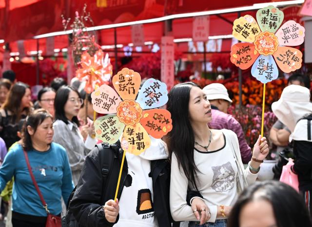 (260215) -- GUANGZHOU, Feb. 15, 2026 (Xinhua) -- People visit a flower market in Yuexiu District, Guangzhou, south China's Guangdong Province, Feb. 15, 2026. China is alive with vibrant celebrations with the Spring Festival just around the corner. (Xinhua/Deng Hua)
