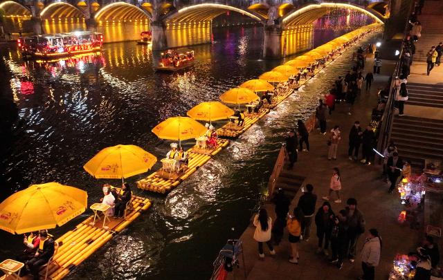 (260215) -- BEIJING, Feb. 15, 2026 (Xinhua) -- A drone photo taken on Feb. 14, 2026 shows tourists on boats in Xuan'en, central China's Hubei Province. China is alive with vibrant celebrations with the Spring Festival just around the corner. (Photo by Song Wen/Xinhua)