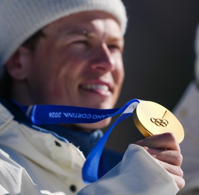 (260215) -- TESERO, Feb. 15, 2026 (Xinhua) -- Johannes Hoesflot Klaebo of Norway shows his gold medal during the awarding ceremony for the cross-country skiing men's 4X7.5km relay match at the Milan-Cortina 2026 Olympic Winter Games in Tesero, Italy, Feb. 15, 2026. (Xinhua/Peng Ziyang)