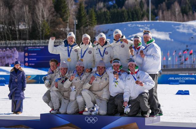 (260215) -- TESERO, Feb. 15, 2026 (Xinhua) -- Gold medalists team Norway (top), silver medalists team France (bottom L) and bronze medalists team Italy pose during the awarding ceremony for the cross-country skiing men's 4X7.5km relay match at the Milan-Cortina 2026 Olympic Winter Games in Tesero, Italy, Feb. 15, 2026. (Xinhua/Peng Ziyang)