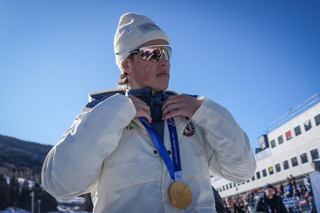 (260215) -- TESERO, Feb. 15, 2026 (Xinhua) -- Johannes Hoesflot Klaebo of Norway reacts after the awarding ceremony for the cross-country skiing men's 4X7.5km relay match at the Milan-Cortina 2026 Olympic Winter Games in Tesero, Italy, Feb. 15, 2026. (Xinhua/Peng Ziyang)