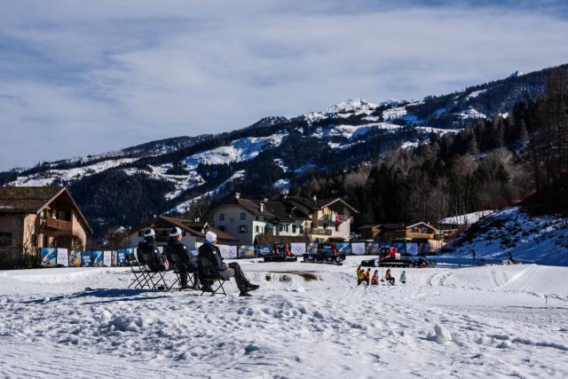 (260215) -- TESERO, Feb. 15, 2026 (Xinhua) -- Fans enjoy the game during the cross-country skiing men's 4X7.5km relay match at the Milan-Cortina 2026 Olympic Winter Games in Tesero, Italy, Feb. 15, 2026. (Xinhua/Peng Ziyang)