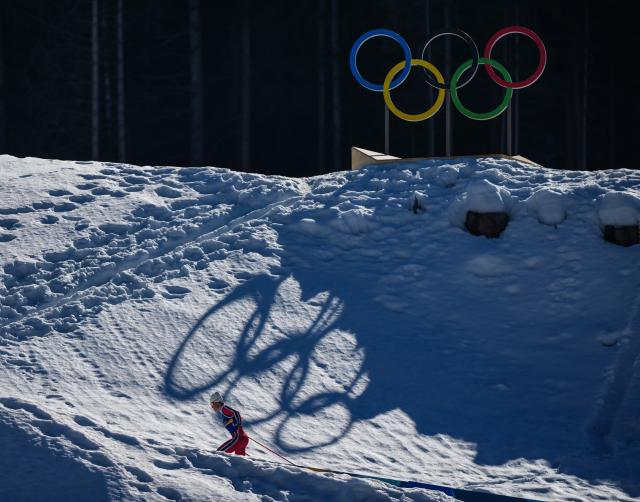 (260215) -- TESERO, Feb. 15, 2026 (Xinhua) -- Johannes Hoesflot Klaebo of Norway competes during the cross-country skiing men's 4X7.5km relay match at the Milan-Cortina 2026 Olympic Winter Games in Tesero, Italy, Feb. 15, 2026. (Xinhua/Peng Ziyang)