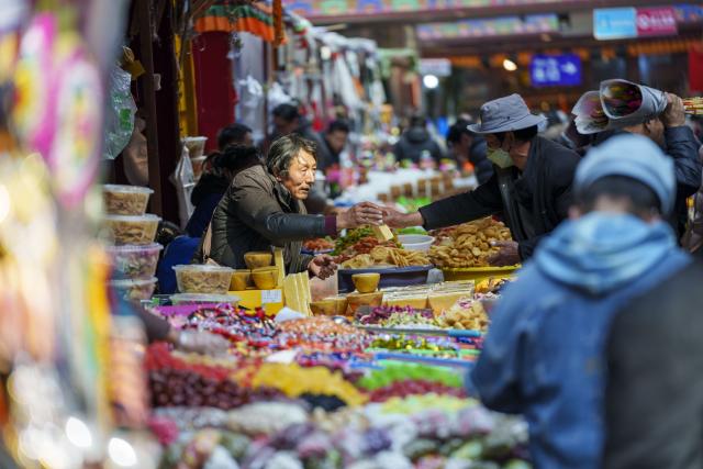 (260215) -- LHASA, Feb. 15, 2026 (Xinhua) -- People shop at a market in Lhasa, southwest China's Xizang Autonomous Region, Feb. 15, 2026. With the Spring Festival and the Tibetan New Year right around the corner, market places in Lhasa receive a surge of customers buying goods needed for the holidays. (Xinhua/Tenzin Nyida)
